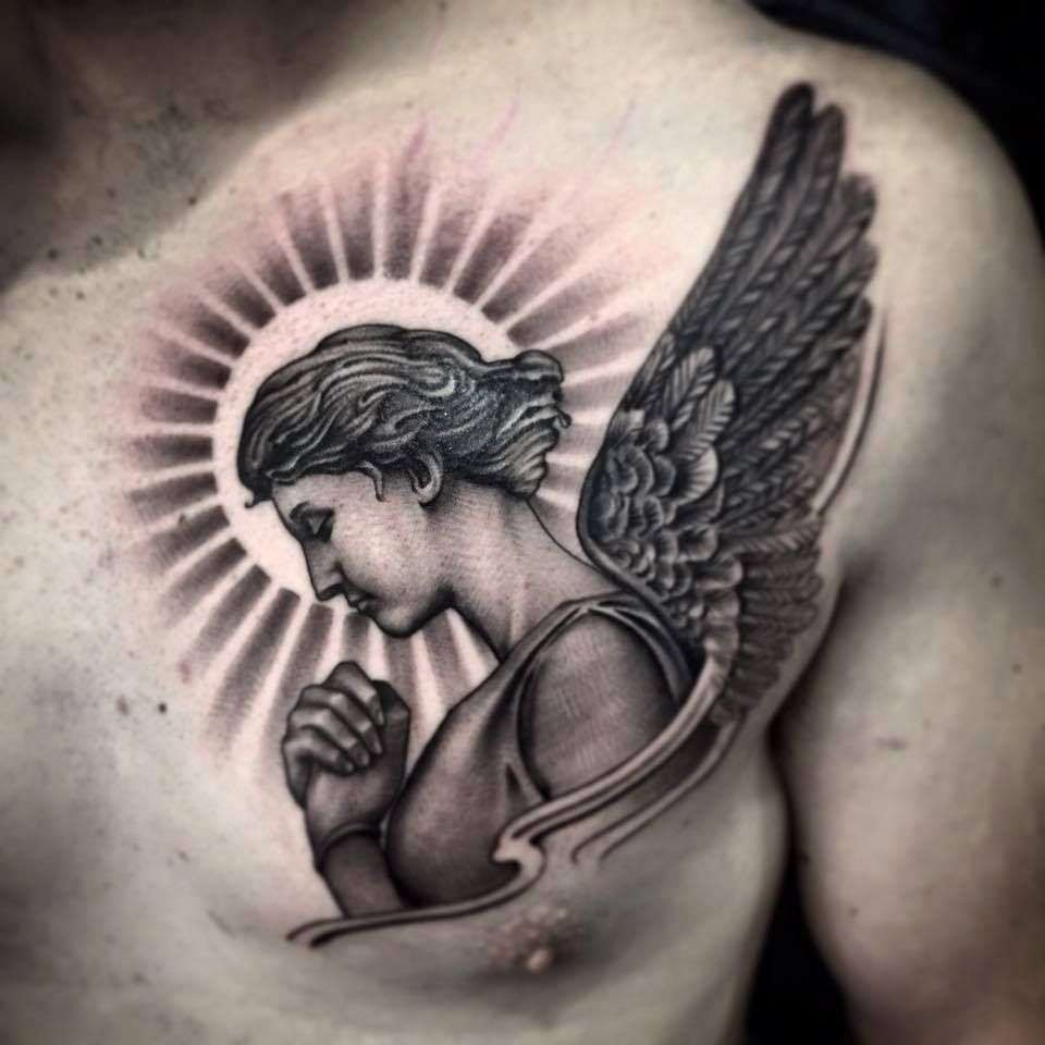 Tatuaje de ángel en el pecho