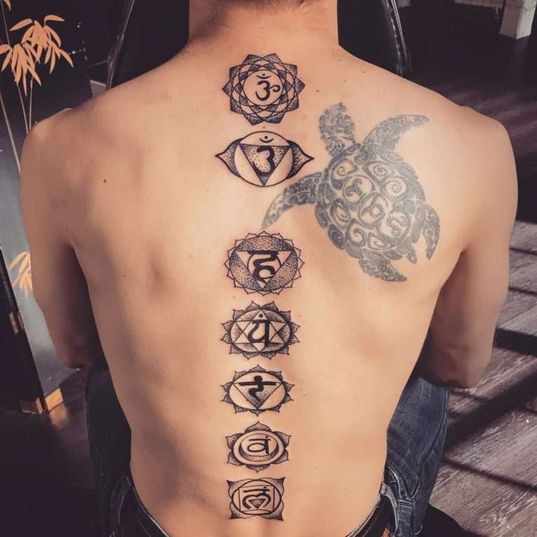 Tatuaje en la columna vertebral: símbolos de los chakras