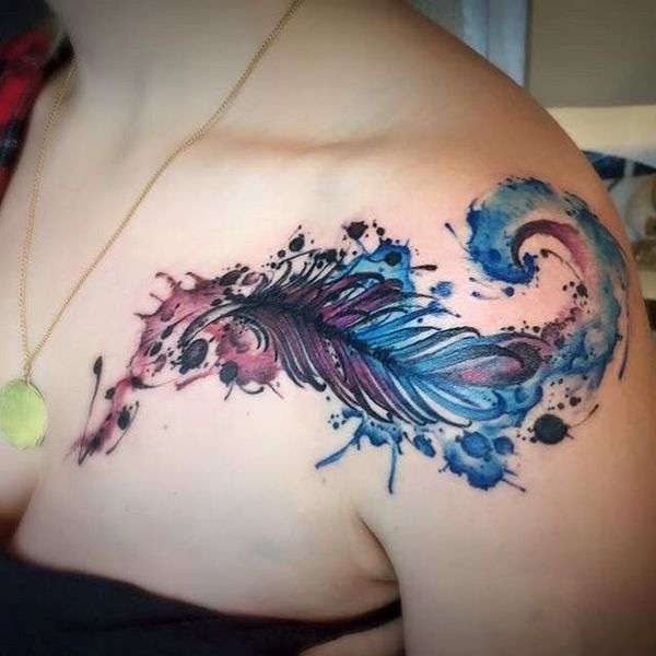 Tatuaje de pluma en estilo acuarela