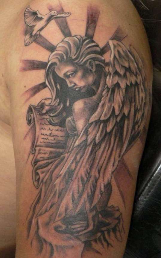 Tatuaje de ángel con detalles en rojo