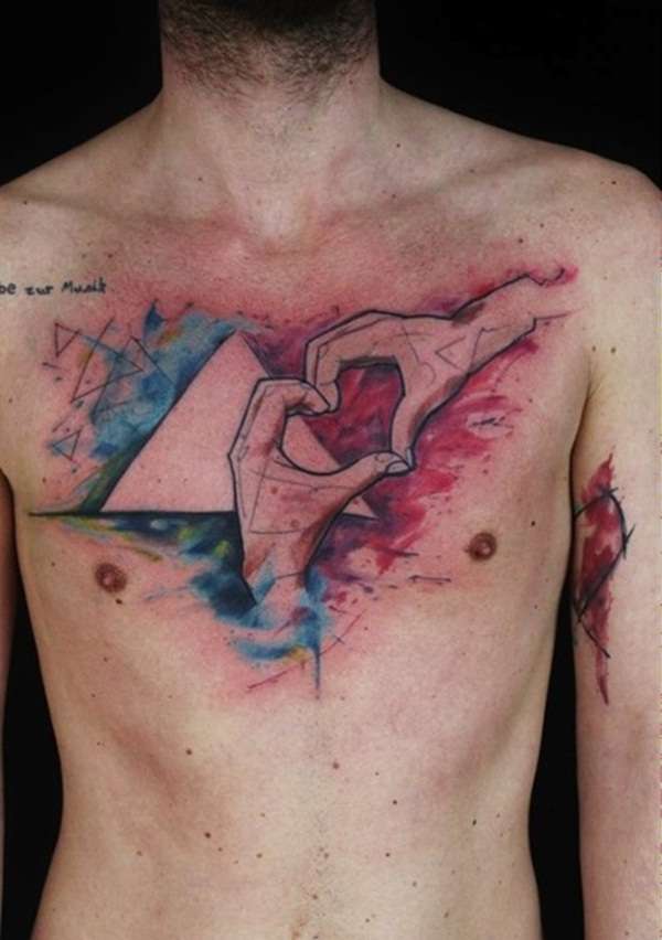 Tatuaje de manos formando un corazón