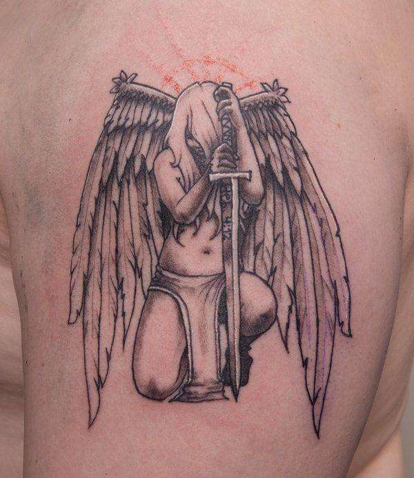 Tatuaje de ángel guerrera