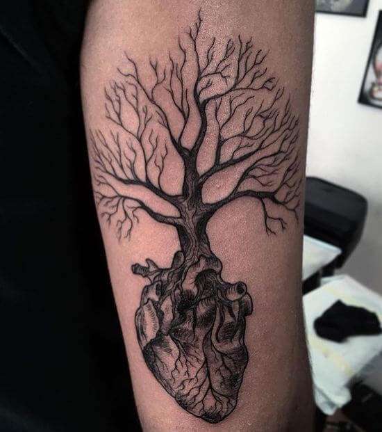 Tatuaje de corazón y árbol