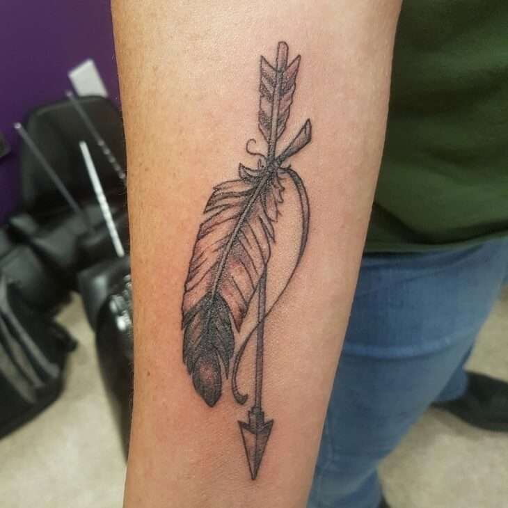 Tatuaje de pluma y flecha