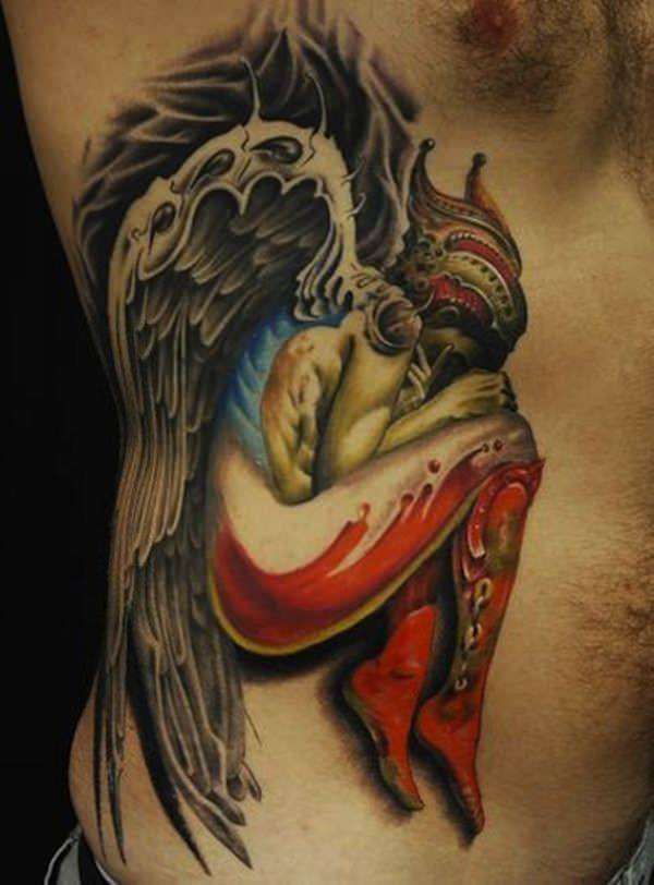 Tatuaje de ángel caído con detalles en colores