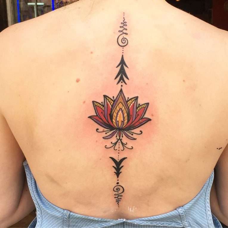 Tatuaje en la columna vertebral: flor de loto en colores