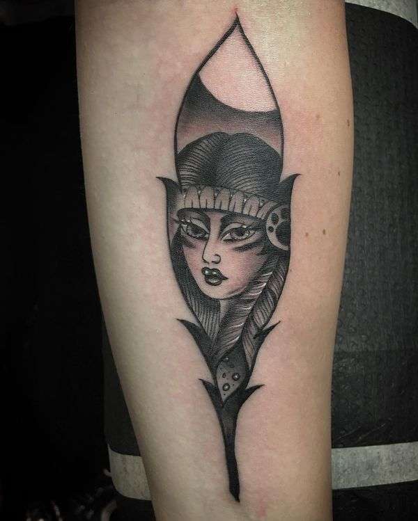 Tatuaje de pluma y rostro de mujer