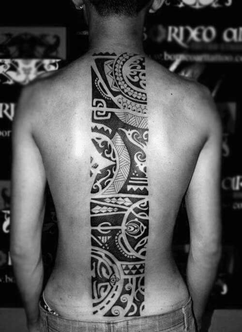 Tatuaje tribal en la columna vertebral