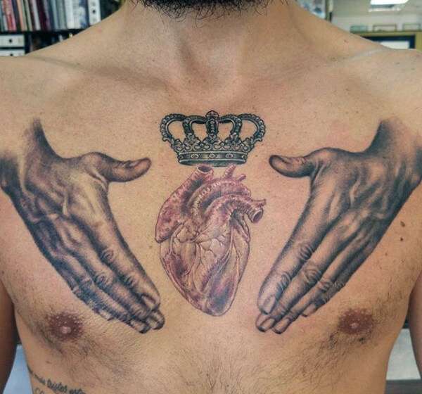 Tatuaje de corazón con corona