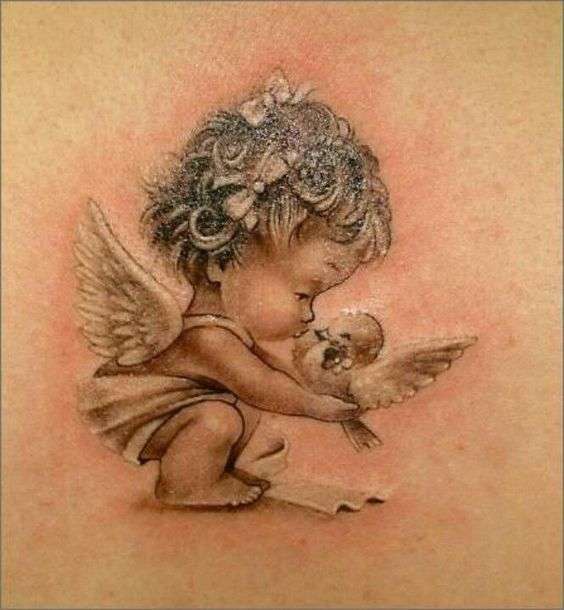 Tatuaje de ángel querubín con ave