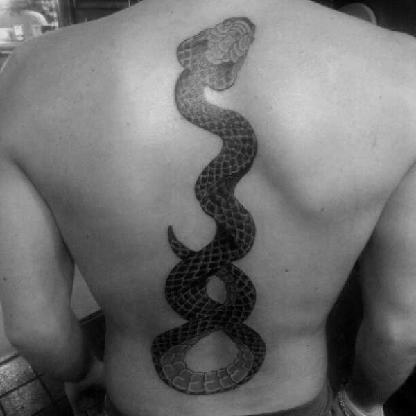Tatuaje en la columna vertebral: serpiente