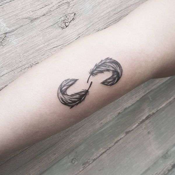 Tatuaje de pluma - símbolo de infinito