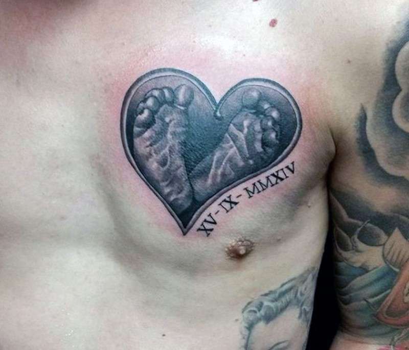 Tatuaje de corazón con pies de bebé