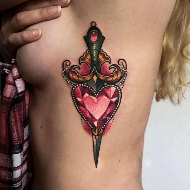 Tatuaje de corazón y espada en estilo tradicional