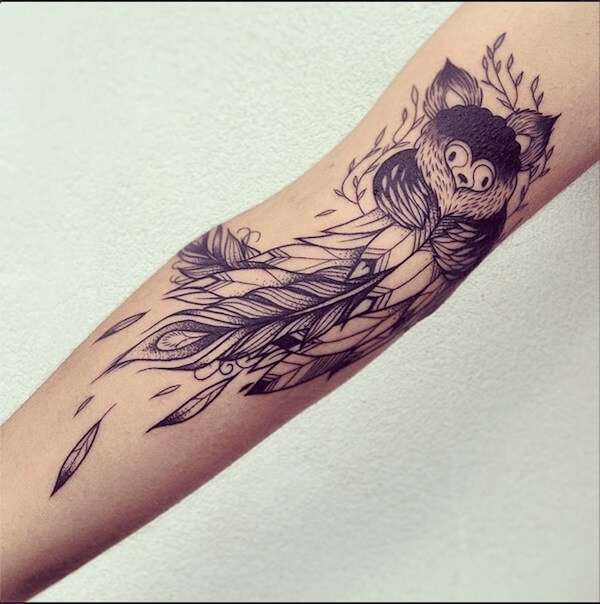 Tatuaje de plumas en brazo