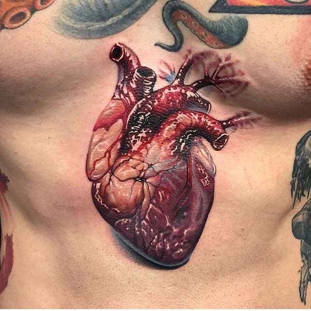 Tatuaje de corazón hiperrealista