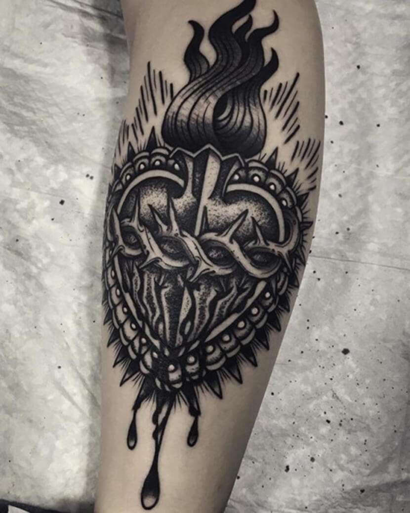 Tatuaje de sagrado corazón en blanco y negro