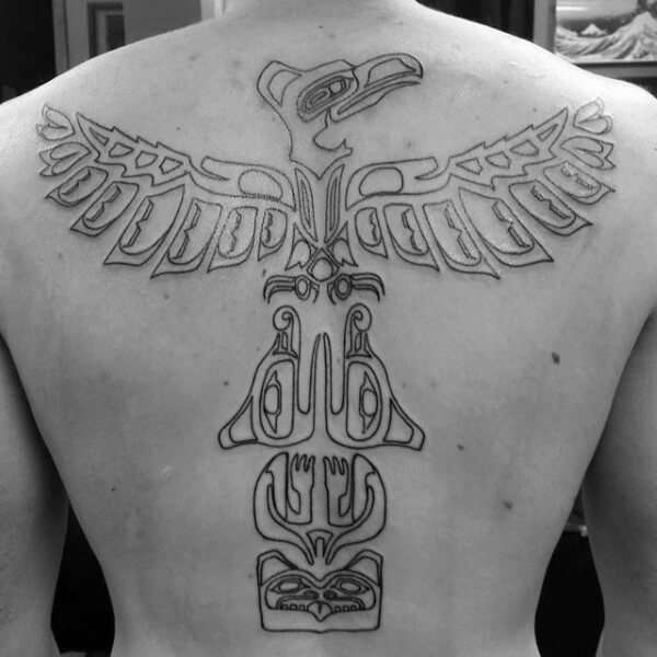 Tatuaje en la columna vertebral: águila