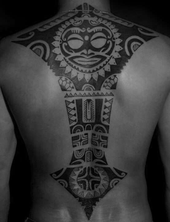Tatuaje en la columna vertebral: estilo maorí