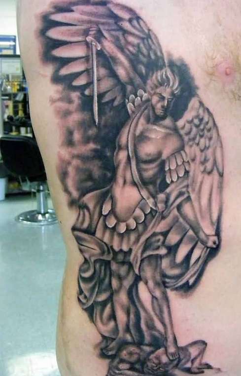 Tatuaje de arcángel Miguel venciendo a Lucifer