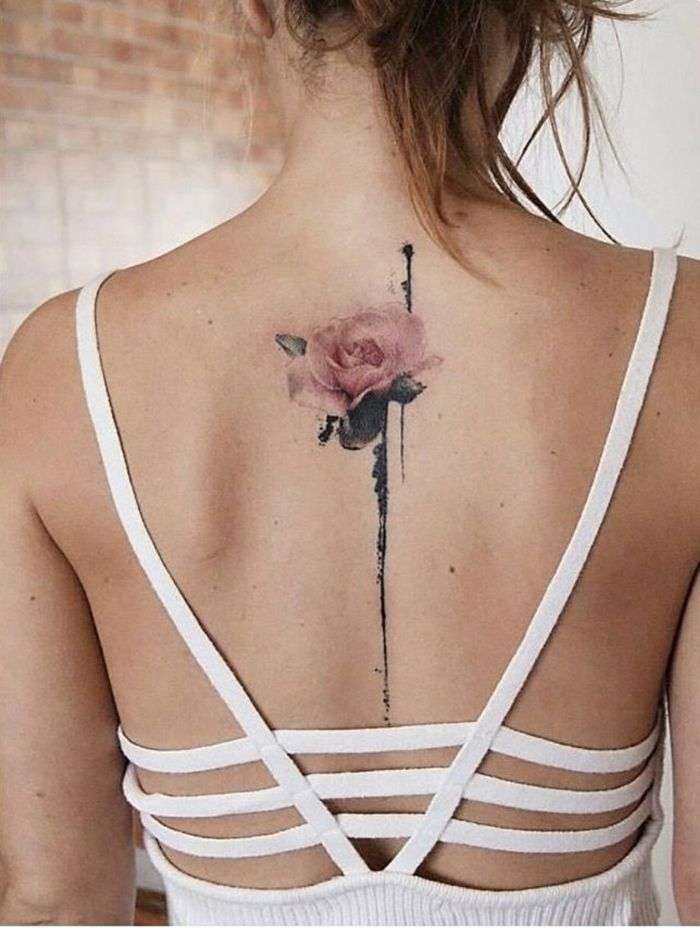 Tatuaje en la columna vertebral: rosa