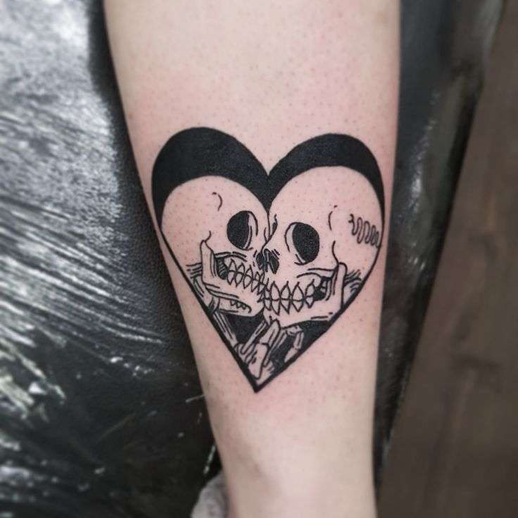Tatuaje de corazón y calaveras