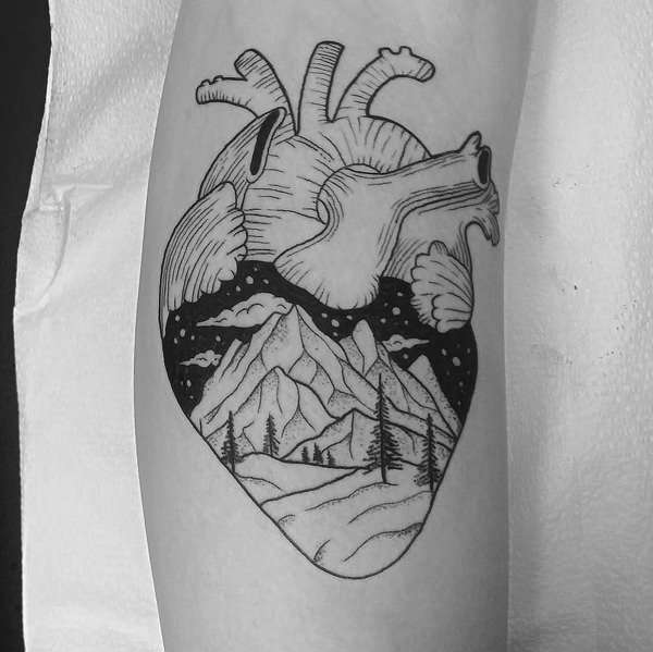Tatuaje de corazón y paisaje