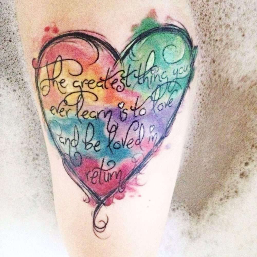 Tatuaje de corazón con frase