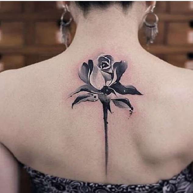 Tatuaje en la columna vertebral: rosa en blanco y negro