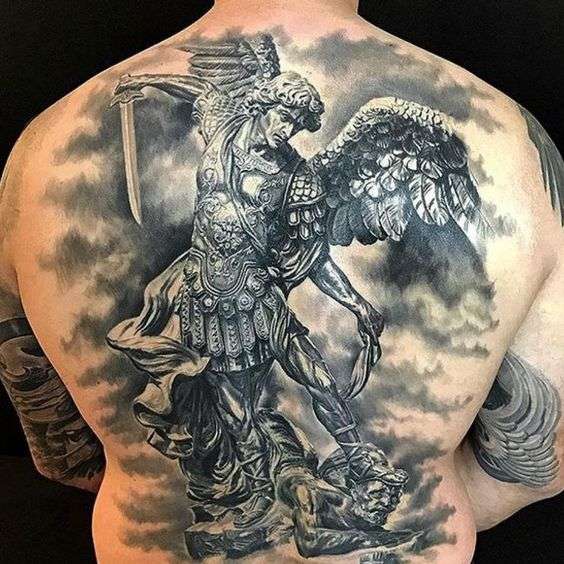 Tatuaje de arcángel Miguel