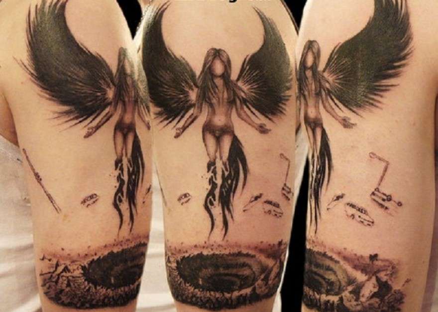 Tatuaje de ángel que sale de la tierra