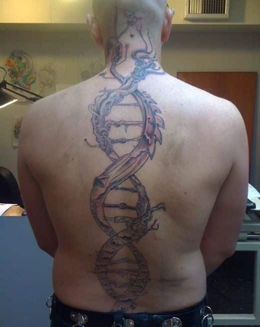 Tatuaje en la columna vertebral: hebra de ADN