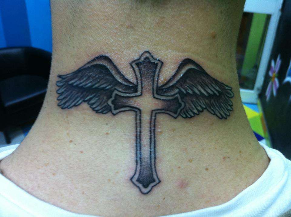 Tatuaje de cruz y alas