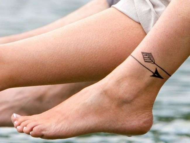 Tatuaje de flecha contorno del tobillo