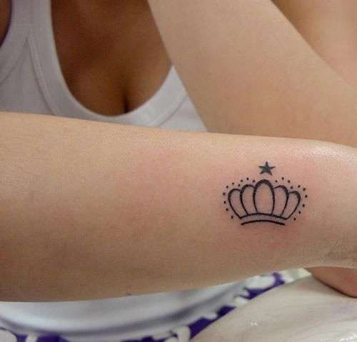 Tatuaje de corona sencilla