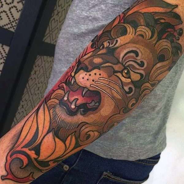 Tatuaje de león en brazo