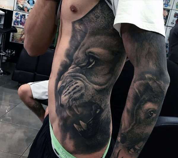 Tatuaje de león en las costillas
