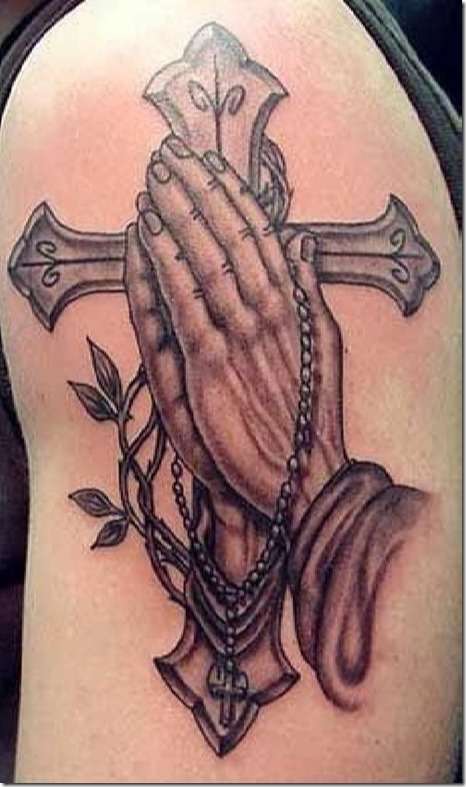 Tatuaje de cruz y manos rezando