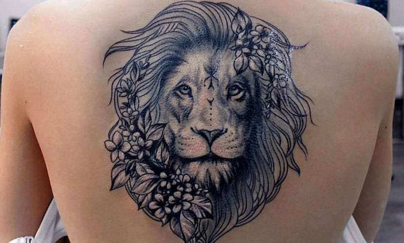 tatuaje de león en la espalda