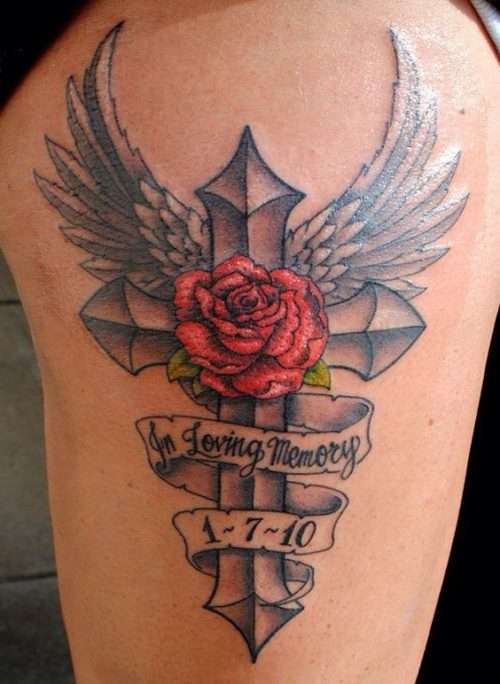 Tatuaje de cruz con alas y rosa