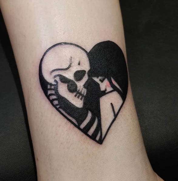 Tatuaje de calavera Blackwork en corazón