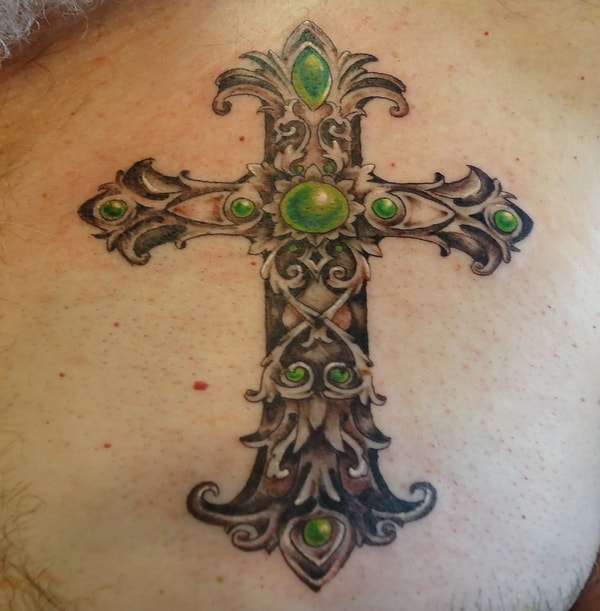 Tatuaje de cruz con detalles en verde