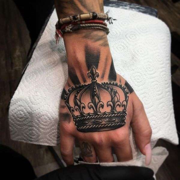 Tatuaje de corona en la mano