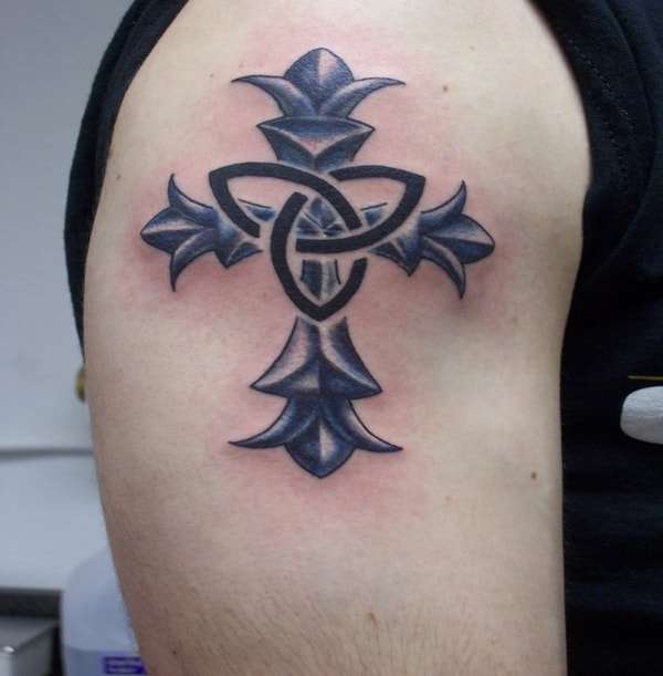 Tatuaje de cruz y trisquel