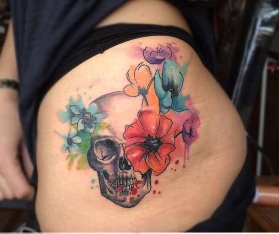 Tatuaje de calavera con flores