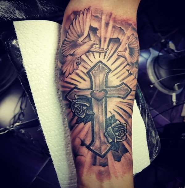 Tatuaje de cruz y sagrado corazón