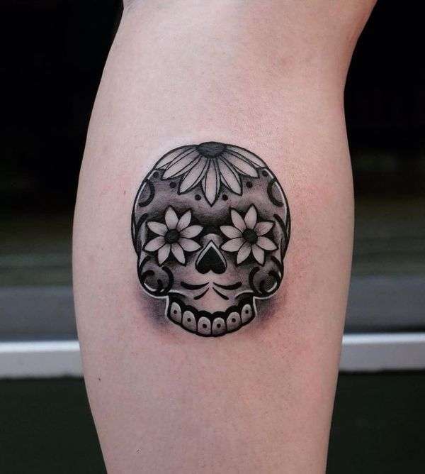 Tatuaje de calavera en blanco y negro