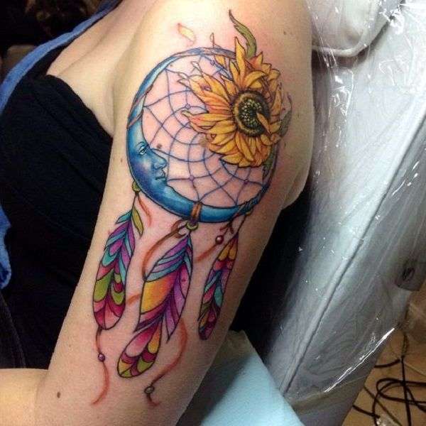 Tatuaje de atrapasueños, luna y girasol
