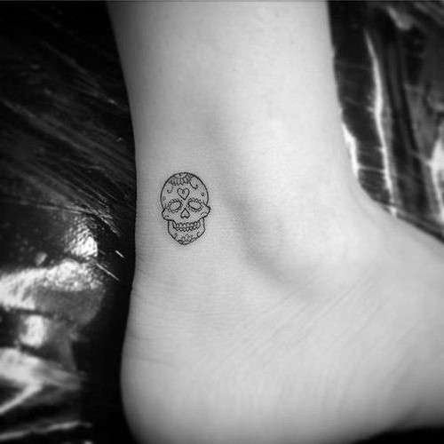Tatuaje de calavera pequeña en el pie