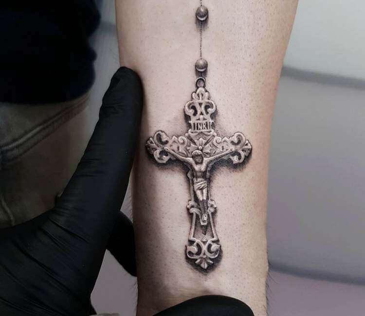 Tatuaje de cruz en tinta negra y blanca
